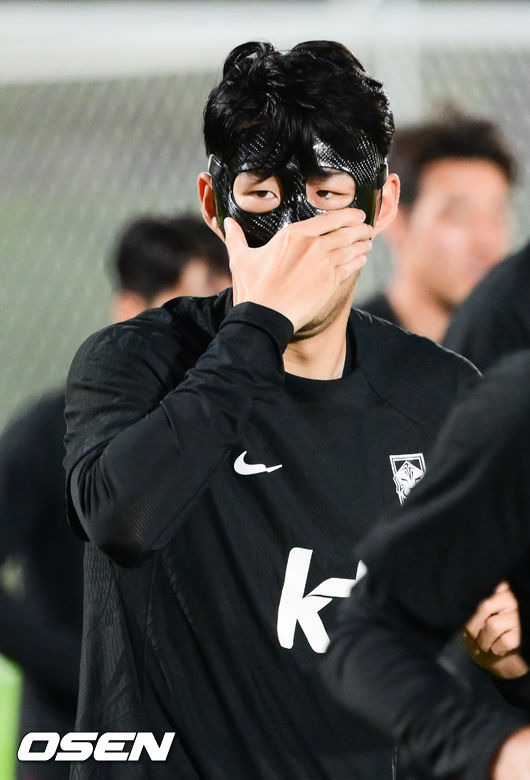 [OSEN=도하(카타르), 박준형 기자]  파울루 벤투 감독이 이끄는 축구대표팀이 18일(한국시간) 카타르 도하 알 에글라 훈련장에 훈련을 가졌다.손흥민이 러닝하며 마스크를 매만지고 있다.   2022.11.18 /  soul1014@osen.co.kr