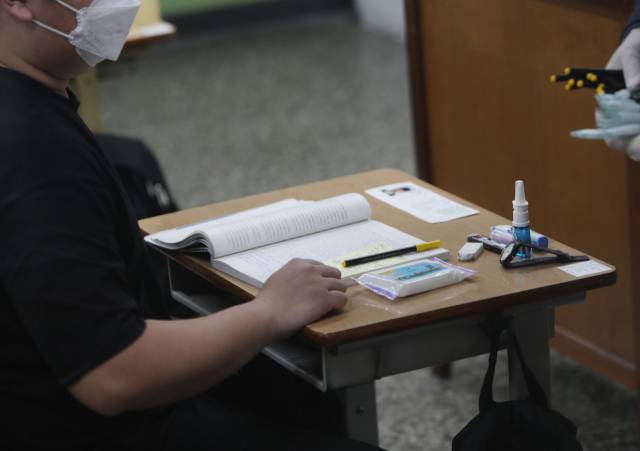 ▲2023학년도 대학수학능력시험일인 17일 오전 대구 수성구 대륜고등학교 시험장에서 한 수험생이 시험 준비물을 전달받고 있다. ⓒ연합뉴스