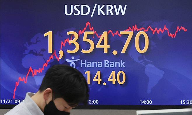 21일 서울 중구 하나은행 딜링룸 전광판에 환율이 표시돼 있다. 연합뉴스