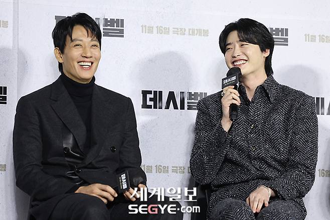 배우 이종석(오른쪽)과 김래원이 지난달 21일 서울 롯데시네마 건대입구점에서 열린 영화 ‘데시벨’의 제작보고회에 참석해 대화를 나누고 있다.