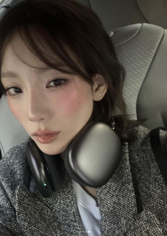 Singer Taeyeon revealed a haggard V-line.Taeyeon released a series of selfies taken from the car on his 21st day, leaving a short phrase  ⁇   ⁇   ⁇   ⁇  through his instagram. The photo shows Taeyeon staring at the camera and emitting a dreamy charm.In addition to the atmosphere with his bangs, he attracted attention with a noticeably blurred V-line.On the other hand, Taeyeon is appearing fixedly on the TVN entertainment  ⁇  amazing Saturday  ⁇  which is broadcast every Saturday.