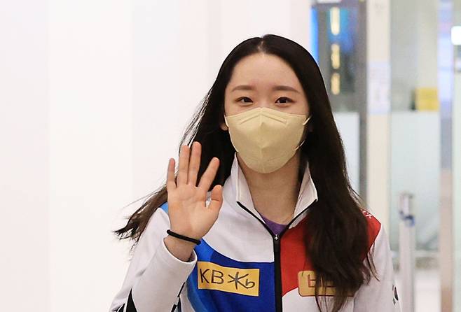 김예림이 21일 인천국제공항 입국장에서 손을 들어 인사하고 있다. 연합뉴스