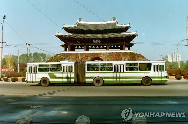 평양의 모습 고대에 건축된  보통문 앞을 지나는 전차모습/본사자료 1991.10.25 (평양=연합)<저작권자 ⓒ 2001 연 합 뉴 스. 무단전재-재배포 금지.>