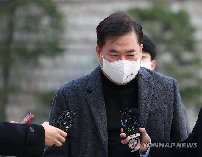 법정 향하는 유동규 전 본부장 (서울=연합뉴스) 이지은 기자 = 유동규 전 성남도시개발공사 본부장이 21일 오전 서울 서초구 서울중앙지방법원에서 열린 대장동 개발 사업 로비·특혜 의혹 관련 1심 속행 공판에 출석하기 위해 법정으로 향하고 있다. 2022.11.21 jieunlee@yna.co.kr