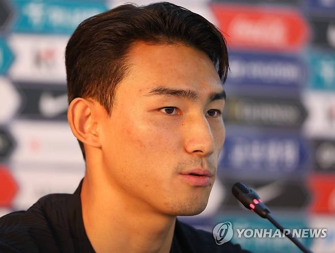 답변하는 조유민 (도하=연합뉴스) 김도훈 기자 = 2022 카타르 월드컵 대표팀 조유민이 21일(현지시간) 카타르 도하 알에글라 훈련장에서 훈련 전 언론 인터뷰를 하고 있다. 2022.11.21 superdoo82@yna.co.kr