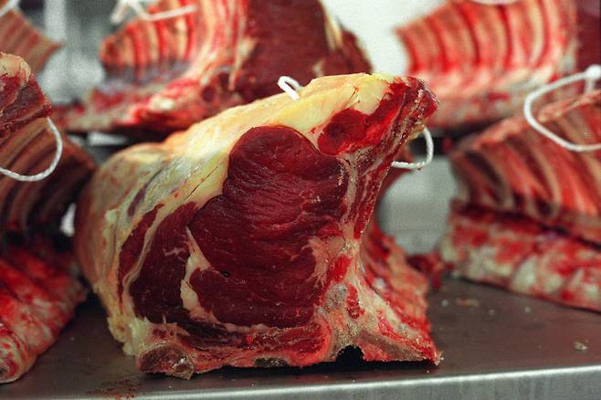 세계보건기구(WHO)가 사용을 경고한 항생제가 쓰인 고기를 맥도날드와 월마트가 납품 받아왔던 것으로 드러났다. (사진=AFP)