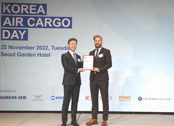 LX판토스 관계자 등이 22일 서울 마포구 가든호텔에서 열린 ‘코리아 에어카고 데이’(Korea Air Cargo Day) 행사에서 국제항공운송협회(IATA)로부터 신선 화물 항공운송 품질 인증 ‘CEIV-Fresh’과 관련한 인증서를 받고 있다. (사진=LX판토스)