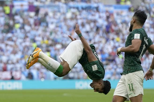 사우디아라비아의 알 도사리가 아르헨티나와 경기에서 역전골을 터뜨린 뒤 공중제비 세리머니를 펼치고 있다. 사진=AP PHOTO