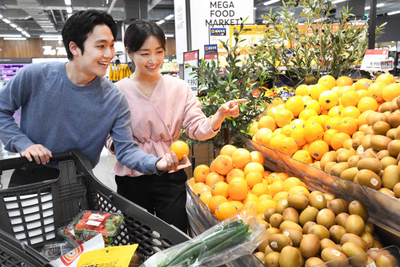 홈플러스 모델들이 22일 서울 등촌동 ‘홈플러스 메가푸드마켓’ 강서점에서 상품을 살펴보고 있다.(사진=홈플러스)