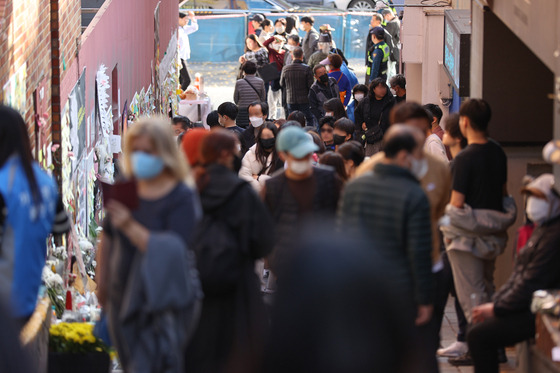 지난 20일 오후 서울 용산구 이태원 참사현장이 추모객으로 북적이고 있다. 〈사진=연합뉴스〉