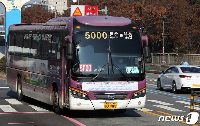 18일 경기도 고양시 일산동구청앞 광역버스 버스정류장 앞을 지나는 5000번 버스앞에 입석운행 중지 안내문이 붙여있다. 2022.11.18/뉴스1 ⓒ News1 박세연 기자