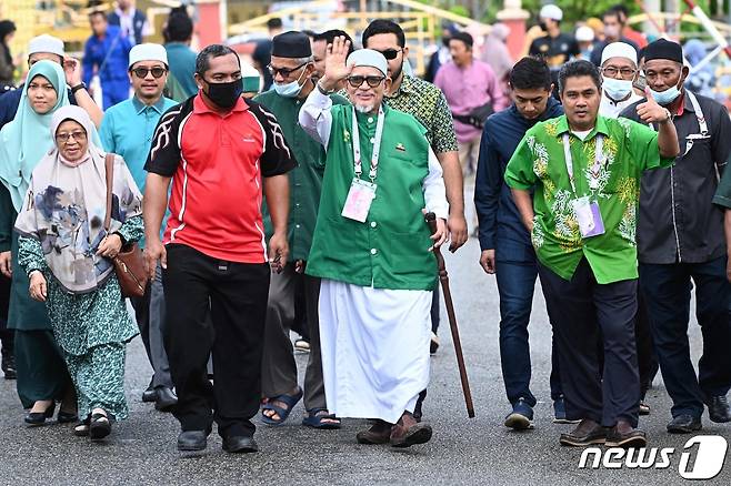 말레이시안이슬람당(PAS)의 당수 압둘 하디 아왕(가운데) ⓒ AFP=뉴스1