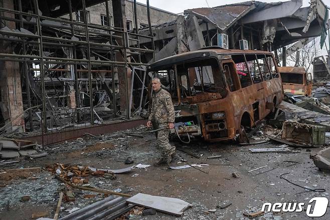 19일(현지시간) 우크라이나가 최근 탈환한 헤르손 인근 초르노바이우카의 공항에 파괴된 건물과 불에 탄 차량이 보인다. ⓒ AFP=뉴스1 ⓒ News1 우동명 기자