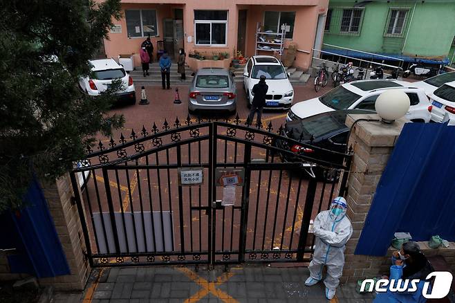 중국 베이징에서 방진복을 입은 방역 요원이 코로나19 확산으로 봉쇄된 주거지를 감시하고 있다. 2022..11.18ⓒ 로이터=뉴스1