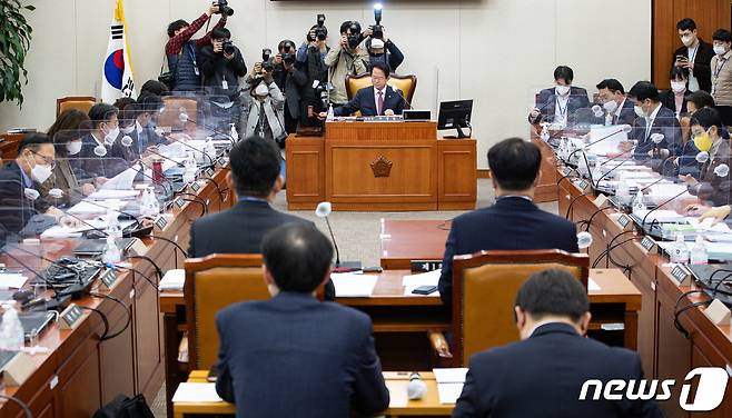 류성걸 국회 기획재정위원회 조세소위원장이 21일 서울 여의도 국회에서 열린 제400회 국회(정기회) 기획재정위원회 제1차 조세소위원회에서 의사봉을 두드리고 있다. 2022.11.21/뉴스1 ⓒ News1 유승관 기자