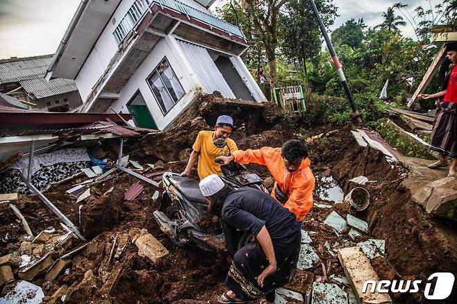 인도네시아 치안주르에서 지잔으로 무너진 주택. ⓒ AFP=뉴스1