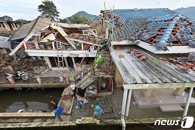 22일(현지시간) 규모 5.6의 지진의 강타로 최소 162명이 숨진 인도네시아 치안주르에서 무너져 내린 주택이 보인다. ⓒ AFP=뉴스1 ⓒ News1 우동명 기자