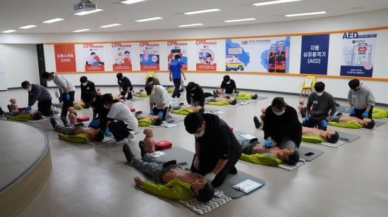 경기도국민안전체험관이 교육생들에게 심폐소생술 교육을 진행하고 있다.