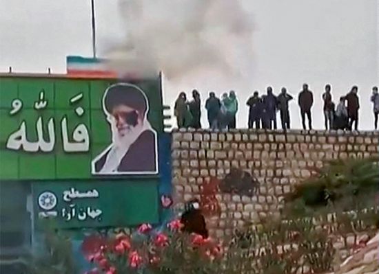이란 중부 이스파한주 풀라드샤르에서 시위대가 이란 최고지도자 아야톨라 알리 하메네이가 묘사된 입간판을 향해 작은 폭발물을 던지고 있다. [이미지출처=연합뉴스]