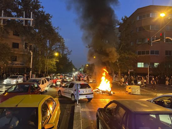 지난 9월 이란 수도 테헤란 시내에서 '히잡 미착용 20대 여성 의문사 사건'에 항의하는 시위가 벌어진 가운데 경찰 오토바이가 불타고 있다. 사진=AP연합뉴스