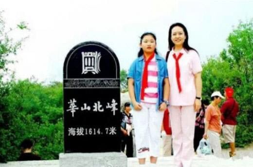 시진핑 중국공산당 총서기의 외동딸 시밍쩌(사진 왼쪽)가 어머니 펑리위안 여사와 함께 찍은 어린 시절 사진. 중화권 매체 보쉰(博訊)은 2015년 3월 "미국 하버드대를 졸업한 뒤 귀국한 시밍쩌가 시 총서기의 온라인 팬클럽에 촬영 사진을 제공하는 등 아버지의 ‘이미지 컨설턴트’ 역할을 하고 있다"고 보도했다./조선일보DB