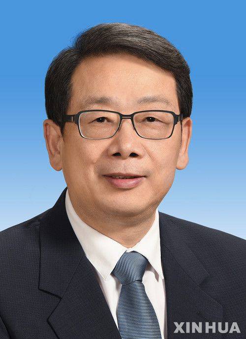 2017년 10월 25일 제19기 중국공산당 중앙위원회 제1차 전체회의에서 25명 정원의 정치국원으로 선출된 천시. 그는 시진핑 총서기의 대학교 동기동창이자 룸메이트로 절친한 사이이다. 시진핑의 박사과정 입학에 도움을 준 것으로 알려져 있다./신화통신