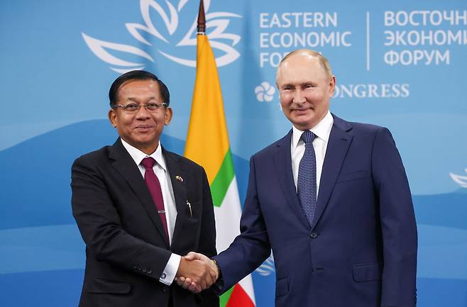 블라디미르 푸틴(오른쪽) 러시아 대통령이 지난 9월 러시아 블라디보스토크 극동연방대학에서 진행되는 '동방경제포럼'(EEF)에 맞춰 열린 양자 회담에서 민 아웅 흘라잉 미얀마 총리 겸 최고사령관과 악수하고 있다.