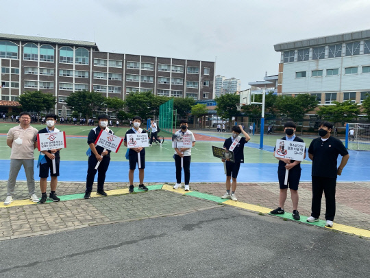 보문중학교 학생들이 교내 흡연예방 캠페인 행사에 참여하고 있다. 사진=대전시교육청 제공
