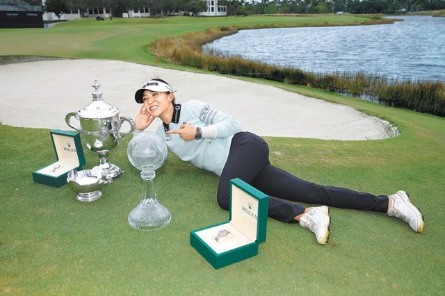리디아 고가 21일 미국 플로리다주 네이플스 티뷰런 골프클럽에서 열린 미국여자프로골프(LPGA)투어 시즌 최종전 CME그룹 투어 챔피언십에서 우승한 뒤 트로피를 그린 위에 놓은 채 옆에 누워 가리키며 기뻐하고 있다. 네이플스=AP뉴시스