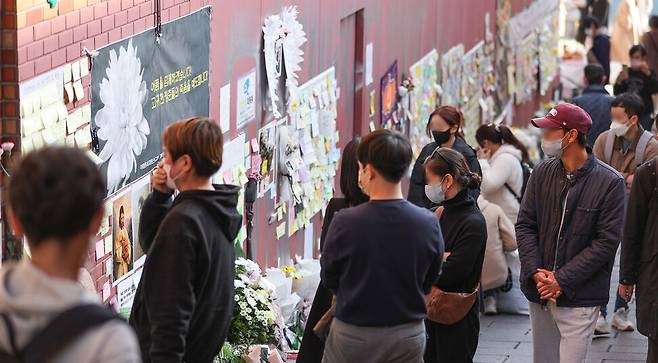 지난 20일 오후 추모객들이 서울 용산구 이태원 참사현장에 마련된 추모공간을 방문하고 있다. 연합뉴스