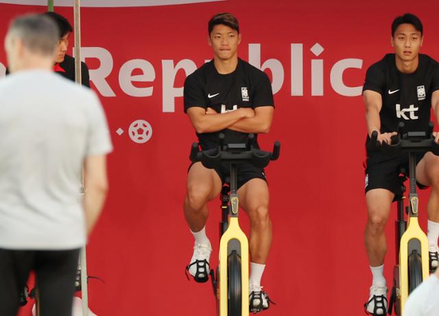 대한민국 축구대표팀 황희찬이 21일(현지시간) 오후 카타르 도하 알에글라 훈련장에서 회복 훈련을 하고 있다. 도하=뉴시스