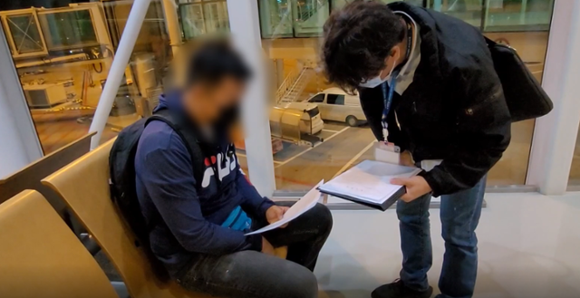90여 명의 성착취물을 유포한 혐의를 받고 있는 40대 남성(왼쪽)이 인천국제공항서 검거되고 있다. 경기북부경찰청 제공