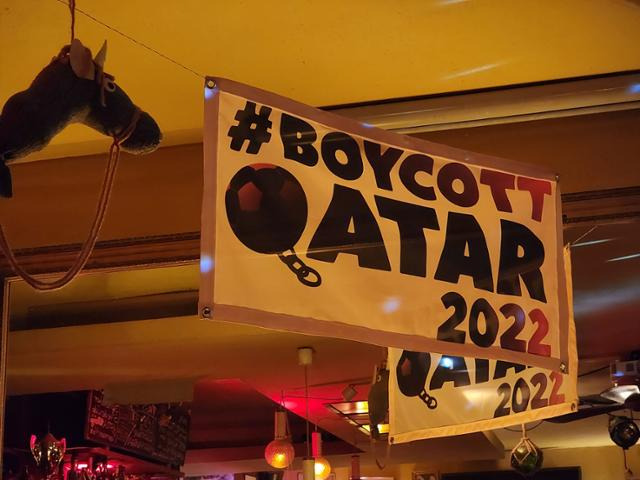 독일 수도 베를린의 스포츠 펍(PUB)인 파르고 내부에 21일(현지시간) '보이콧 카타르(Boycott Qatar)라고 적힌 현수막이 걸려 있다. 독일 내에서 카타르 월드컵 중계를 거부하는 펍들이 많아지고 있다. 베를린=신은별 특파원