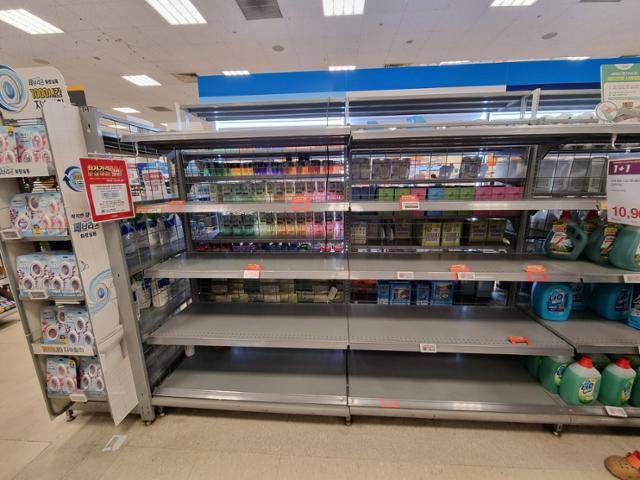 신세계그룹이 '쓱세일'을 진행한 19일 경기 용인시의 한 이마트 매장 세제 코너가 텅 비어 있다. 이날 원플러스원(1+1) 할인을 적용하면서 신선식품뿐 아니라 공산품 코너까지 진열된 상품이 품절됐다. 독자 제공