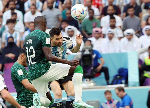 22일 오후(현지시간) 카타르 루사일 스타디움에서 열린 2022 카타르 월드컵 조별리그 C조 1차전 아르헨티나와 사우디아라비아의 경기 후반전에서 아르헨티나 리오넬 메시가 슛을 시도하고 있다. 루사일=뉴스1