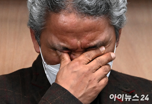 이태원 참사 희생자 유가족이 22일 오전 서울 서초구 서초동 민주사회를 위한 변호사 모임 대회의실에서 열린 '10·29 이태원 참사' 유가족 입장발표 기자회견에서 눈물을 닦고 있다. [사진=김성진 기자]