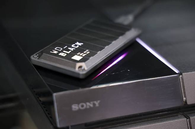 WD 블랙 P40 게임 드라이브는 USB로 연결해 PS4, 엑스박스 원 등의 외부 저장 게임 장치로 쓸 수 있다. PS5 및 엑스박스 시리즈 엑스는 외부 연결 시 실행을 제외한 저장만 지원한다. 출처=IT동아