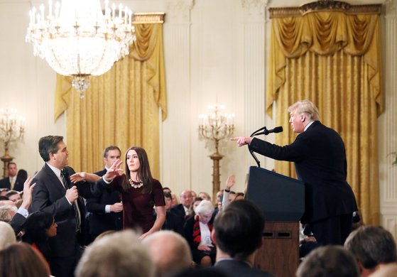 2018년 11월 7일 백악관 기자회견에서 도널드 트럼프 미국 대통령이 짐 아코스타 CNN 기자에게 손가락질 하며 “무례하고 끔찍하다”고 힐난하고 있다. 이 과정에서 백악관 인턴(가운데)이 아코스타의 마이크를 빼앗기 위해 실랑이를 벌이는 해프닝도 있었다. 연합 [로이터]