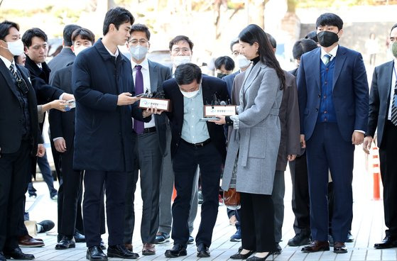 정진상 민주당 당 대표실 정무조정실장이 18일 오후 서울 서초구 서울중앙지법에서 열린 영장실질심사에 출석하며 ″경제 파탄에도 힘든 국민들께서 열심히 생활하시는데 저의 일로 염려를 끼쳐 미안할 따름″이라며 허리를 숙여 인사하고 있다. 뉴스1