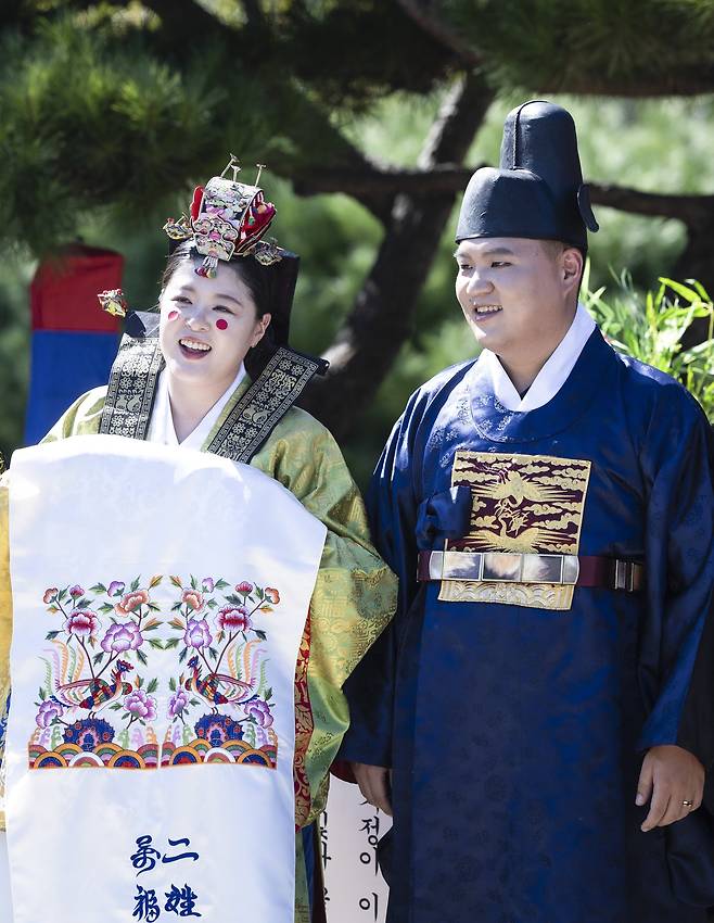 전통혼례를 마치고 친구들과 기념사진을 찍는 신부와 신랑의 얼굴에 번진 웃음꽃이 훤하디훤합니다.