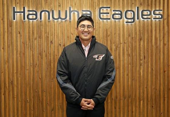 한화와 6년 최대 90억원에 FA 계약한 뒤 활짝 웃는 채은성. 사진 한화 이글스