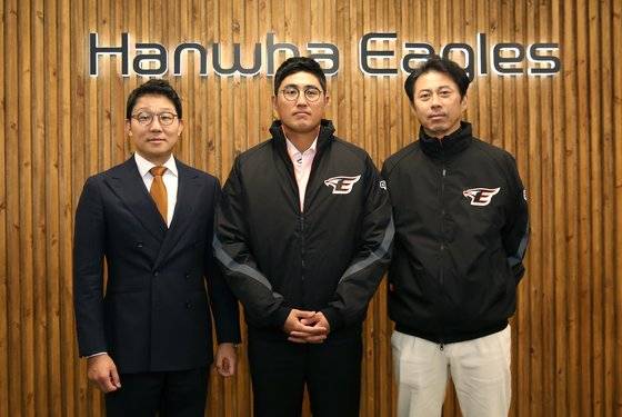 한화와 6년 최대 90억원에 FA 계약한 뒤 박찬혁 대표이사(왼쪽), 손혁 단장(오른쪽)과 기념촬영을 한 채은성. 사진 한화 이글스