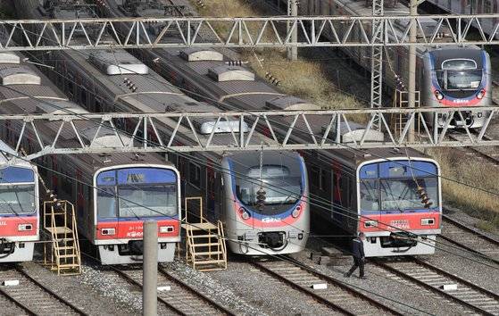 서울 구로구 구로차량기지에 열차들이 멈춰서 있다. 연합뉴스