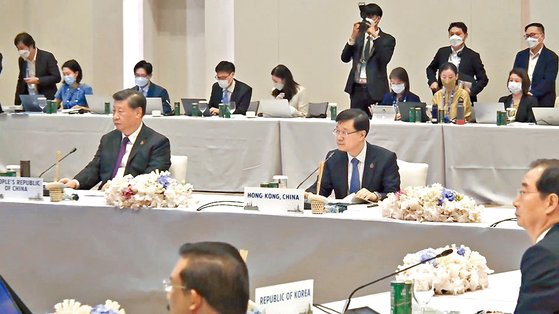 지난 18일 태국 방콕에서 열린 아시아·태평양경제협력기구(APEC) 정상회의에서 시진핑(習近平, 왼쪽) 주석과 리자차오(李家超, 존 리) 홍콩행정장관이 노마스크로 회의에 참석했다.  성도일보 캡쳐