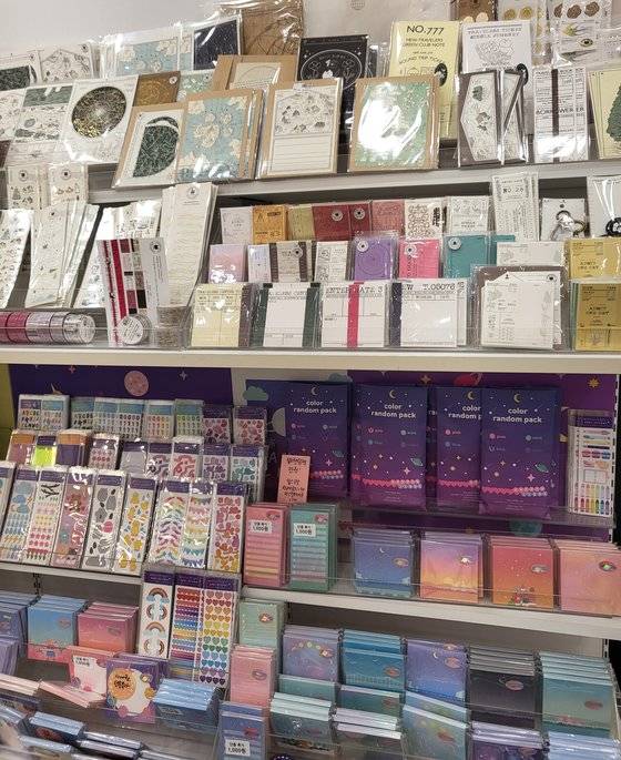 다꾸족의 성지라 불리는 메이드바이는 일러스트를 기반으로 한 굿즈를 판매하는 개인 작가들의 작품을 한곳에 모아뒀다. 지우개(위 사진) 같은 기본적인 문구제품부터 다꾸족을 위한 스티커·인쇄 스티커·떡메모지 등을 만날 수 있다.