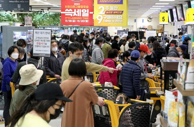 SSG랜더스 KBO리그 통합우승 기념 쓱세일 마지막날인 20일 오전 서울 이마트 용산점을 찾은 시민들이 계산대에 줄을 선 모습. 사진=뉴스1