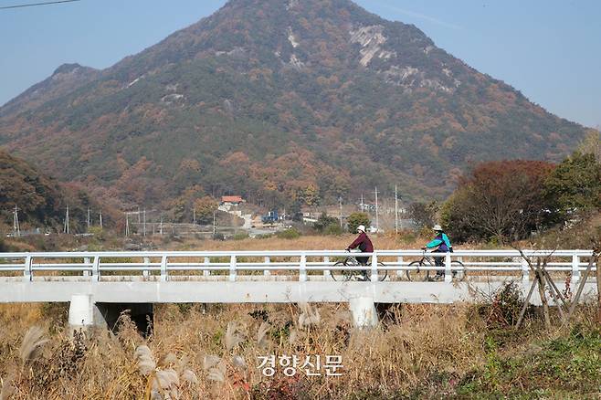 시골언니 프로젝트 참가자들이 9일 섬진강변 인근을 자전거를 타고 달리고 있다. 한수빈 기자