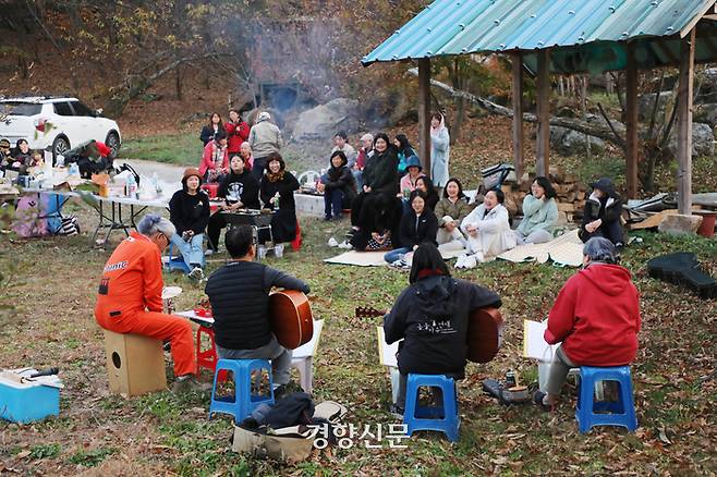 전북 순창시골언니프로젝트 참가자들이 9일 ‘모두의 숲’에서 열린 파티에서 바비큐를 먹고 밴드 공연을 감상하고 있다. 한수빈 기자