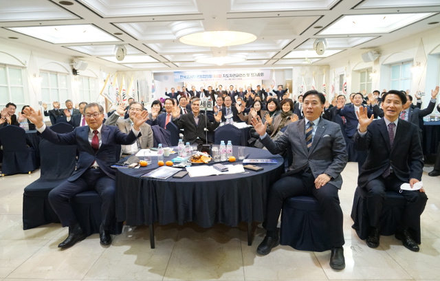 전국의 주요 지역 목회자들이 21일 대전 유성의 계룡스파텔에서 열린 제5회 한국성시화운동협의회 지도자 콘퍼런스 및 정기총회에서 기념촬영을 하고 있다.