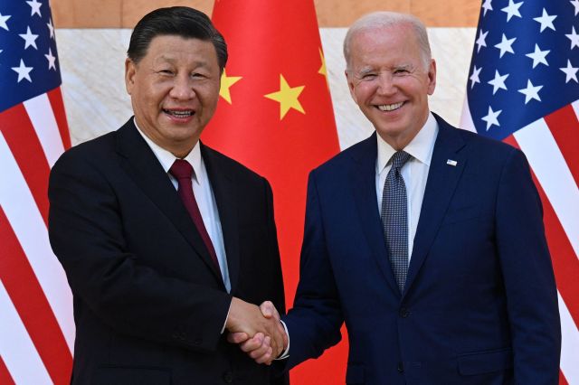 조 바이든 미국 대통령과 시진핑 중국 국가주석이 지난 14일 주요 20개국(G20) 정상회의가 열린 인도네시아 발리에서 만나 첫 대면 정상회담을 하기 전 악수하고 있다. AFP연합뉴스